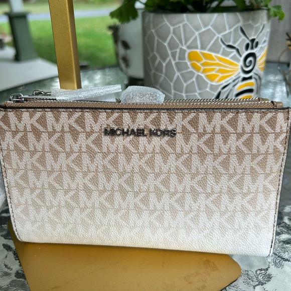 NWT-Michael Kors Cream and Tan Wristlet Jet set Travel - Picture 4 of 9